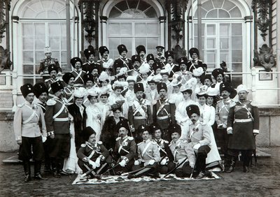 Família imperial russa fora do Palácio de Catarina, Tsarskoye Selo, Rússia, início do século XX. de K. von Hahn