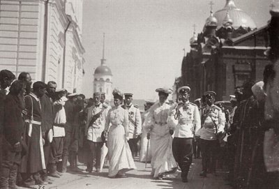 A família real russa visitando o Mosteiro de Sarov, Rússia, 1903 de K. von Hahn