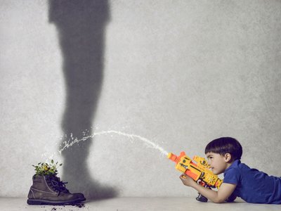 O rapaz rega a planta «Sombra» de Karim Aboukelela