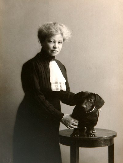 Alexandra Beketova-Blok, autora e tradutora russa, com seu cão de estimação, no início do século XIX de Karl August Fischer