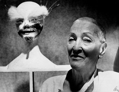 Retrato do pintor e escultor alemão Meret Oppenheim (foto a p/b) de Karl Heinz Bast