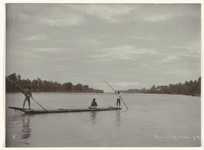 Atravessar um rio com um longo barco de troncos
Travessia em Kreteg (...) (título sobre o objecto) de Kassian Cephas