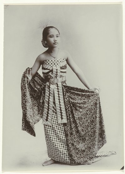 Retrato de estúdio de um bailarino javanês
Retrato de uma jovem javanesa em sarong de Kassian Cephas