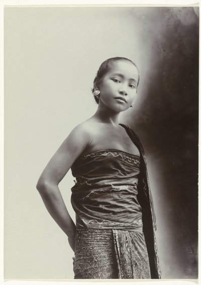 Retrato de estúdio de uma mulher javanesa Retrato de estúdio de uma jovem javanesa em um sarongue com um motivo de batik de Kassian Cephas