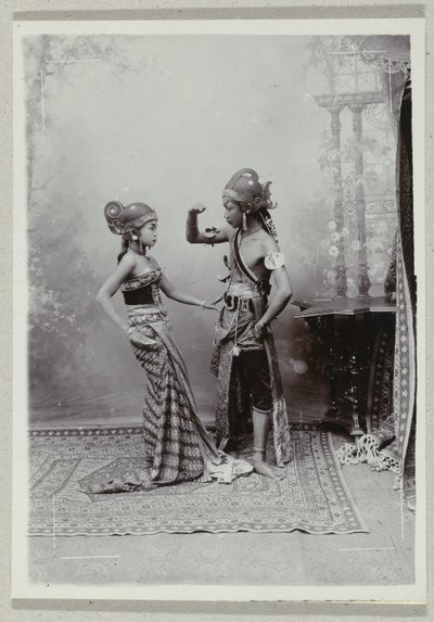 Retrato de estúdio de dois dançarinos javaneses em roupas tradicionais e maquiagem de Kassian Cephas