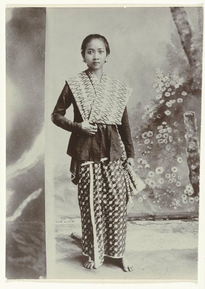 Retrato de estúdio de uma jovem javanesa em um sarongue batik e uma camisa quadriculada de Kassian Cephas