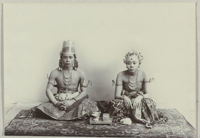 Retrato de estúdio de um jovem javanês sentado e uma mulher vestindo um sarongue batik de Kassian Cephas