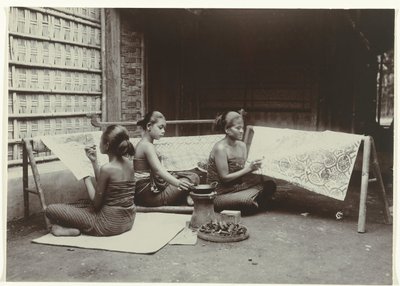 Três mulheres javanesas desenham Batik Designs on Cloth
Três mulheres javanesas em sarong desenham padrões batik em tecido de Kassian Cephas