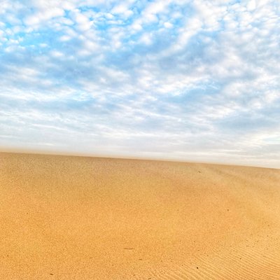 Praia deserta surrealista de Katha Wood