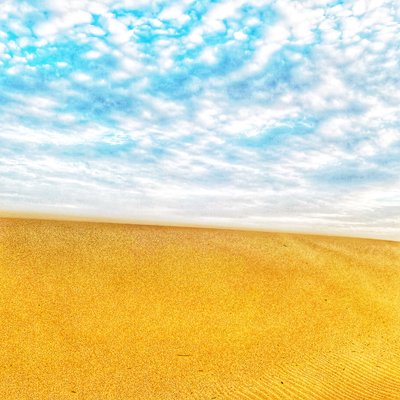Praia deserta surrealista III de Katha Wood