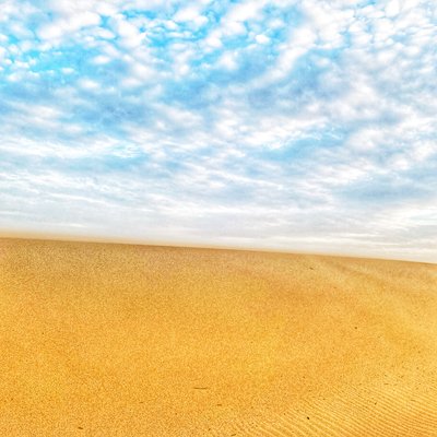 Praia deserta surrealista II de Katha Wood