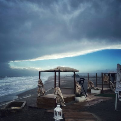 Céu de tempestade surreal Praia de inverno de Katha Wood