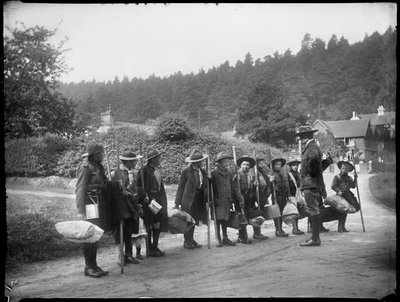 Holmbury St Mary, Shere, Guildford, Surrey, 23/05/1912 (foto a p/b) de Katherine Jean Macfee
