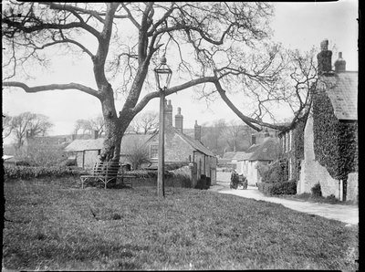 Village Green, Burton Bradstock, Dorset, 24 Abr 1922 - 08 Maio 1922 (foto a p/b) de Katherine Jean Macfee