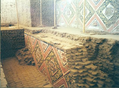 Interior da pirâmide, possivelmente um complexo de templos, construído pelo povo Moche, c.200-500 d.C. (foto) (para pormenor, ver 138729) de Katie Attenborough