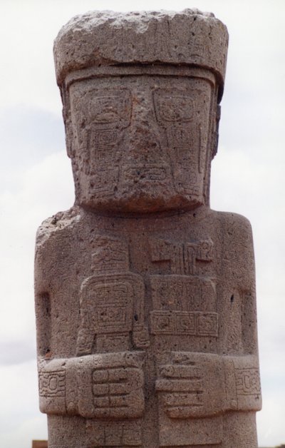 Monólito de Ponce em Kalasasay, a zona do templo do sítio pré-colombiano, construído entre os séculos VIII e X d.C. (foto) (ver também 138751) de Katie Attenborough