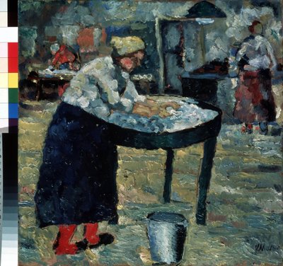 Uma lavadeira (uma lavadeira). Em um pátio, uma mulher curvada sobre uma banheira elevada, ocupada lavando roupas, um balde de metal a seus pés. Ao fundo, outras mulheres fazendo atividades complementares, esquentando água, passando roupa. Impressão de Kazimir Severinovich Malevich