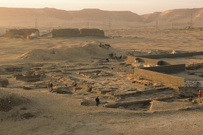 Abydos, Vista geral do recinto cerimonial do Faraó Aha da 1ª dinastia, cerca de 2950 a.C.,..., 2005 (foto) de Kenneth Garrett