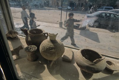 Afeganistão; Herat; antiguidades para venda; montra; cena de rua, mm7167, Mendi..., 2004 (fotografia) de Kenneth Garrett
