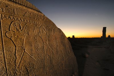 Barque Stand, monumento de granito cinzento na colunata central do Templo de Amun de Taharka em..., 2007 (foto) de Kenneth Garrett