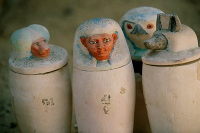 Frascos canópicos de Pakerdemamon com rolhas dos quatro filhos de Hórus, Hapy, Duamutef,..., 2002 (foto) de Kenneth Garrett