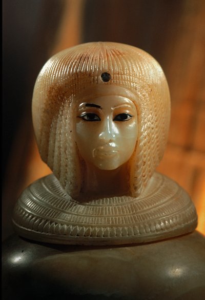 Tampa de jarra canóptica com a forma de Kiya, uma esposa secundária do faraó Akhenaton, possivelmente a..., 2009 (foto) de Kenneth Garrett