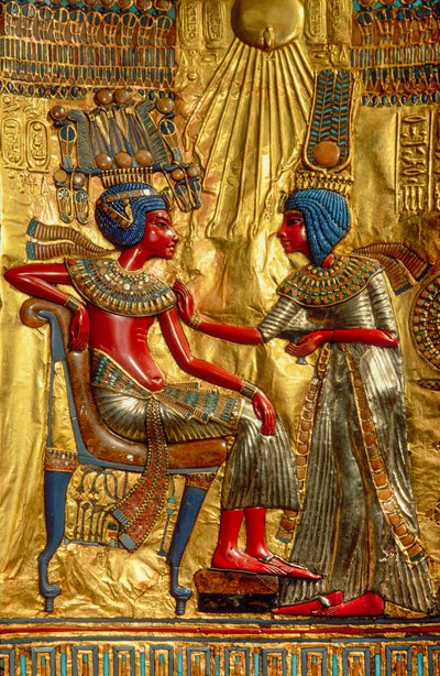 Pormenor de figuras no fundo interior do trono de ouro representando Tutankhamon e a sua mulher, Egipto..., 2009 (foto) de Kenneth Garrett