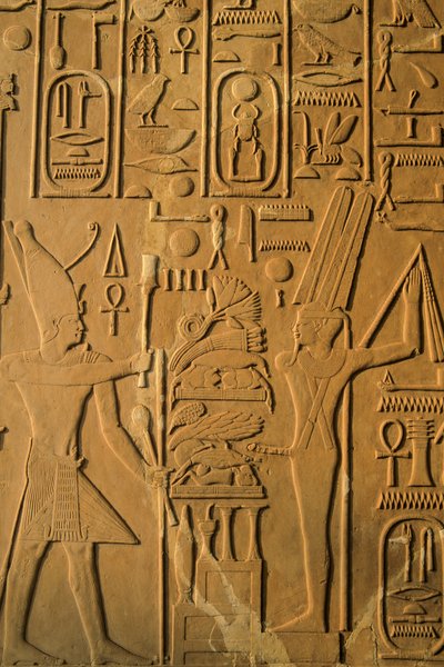 Pormenor do relevo da Capela Branca de Senusret I em Karnak, Reino Médio; representa Horu..., 2001 (foto) de Kenneth Garrett