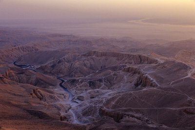 Vale dos Reis do Egipto, perto de Luxor, com o rio Nilo em fundo, Novo Reino, Egipto, 2001 (foto) de Kenneth Garrett