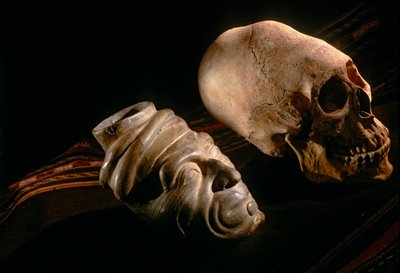 Impérios do Sol; Bolívia; povos nativos; Andes; Tiwanaku; Deformação craniana de..., 2002 (foto) de Kenneth Garrett
