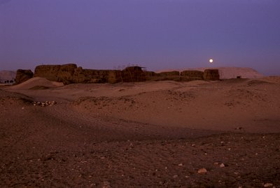 Lua cheia a pôr-se sobre Shunet de Khasekhemuy, Abydos, Egipto, 2005 (foto) de Kenneth Garrett