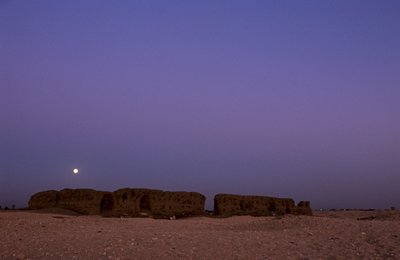 Lua cheia a pôr-se sobre Shunet de Khasekhemuy, Abydos, Egipto, 2005 (foto) de Kenneth Garrett