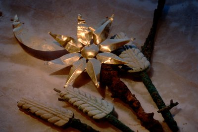 Sol e lua em ouro com paus de trigo, artefactos, Civilização Oxus; Turquemenistão; Gono..., 2004 (foto) de Kenneth Garrett