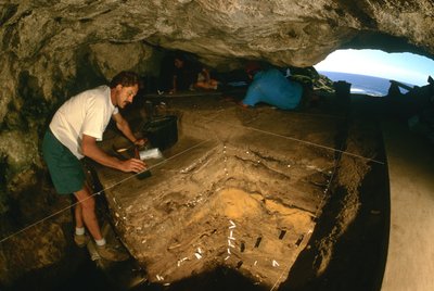 Humanos da Idade do Gelo; Gruta de Blombos; Chris Henshilwood; 90.000 BP; África do Sul; Humanos modernos, 2000 (foto) de Kenneth Garrett