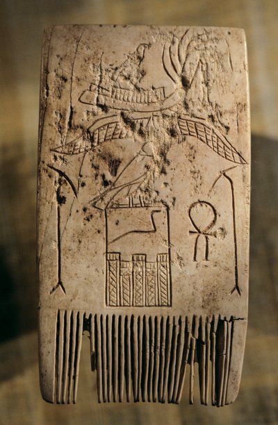 Pente de marfim pertencente ao governante da Dinastia Primitiva Djer, Abydos, Egipto, 2005 (foto) de Kenneth Garrett