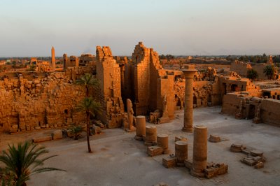 Quiosque de Taharka, primeiro pátio, Templo de Karnak, Faraós Negros, Núbios, Egipto, Lux..., 2007 (foto) de Kenneth Garrett