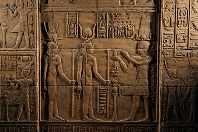 Últimos Faraós MM7836, Egipto, Templo de Philae, Assuão, Ptolemaico, Templo de Ísis, Ptolomeu I..., 2011 (foto) de Kenneth Garrett