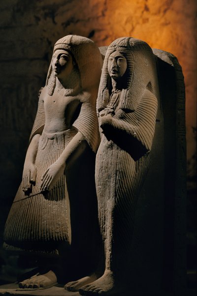 Estátua dupla em calcário de um sacerdote chamado Amenemipet e da sua mulher, Novo Reino, 2002 (foto) de Kenneth Garrett
