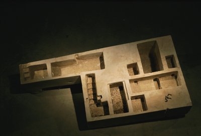Modelo em calcário de um túmulo real, Reino Médio, 2002 (foto) de Kenneth Garrett