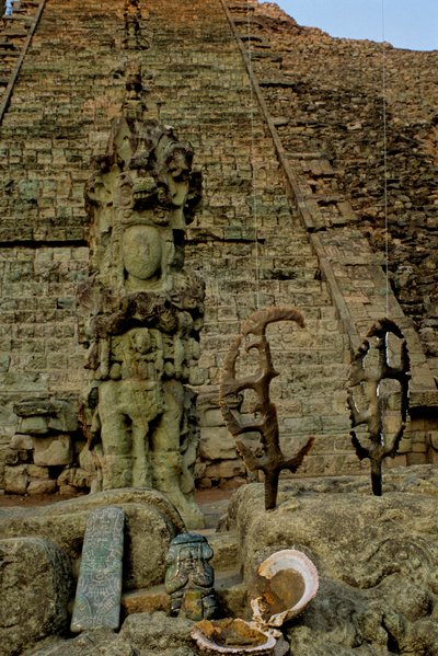 Maya; Copan; Honduras; Templo 26, Escadaria Heiroglyphic, Flints, David Stuart encontrou oferecendo... de Kenneth Garrett