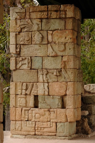 Ascensão e queda dos Maias, Copan, Honduras, Pormenores do glifo do 18 Coelho, Templo 18, Maias de Kenneth Garrett
