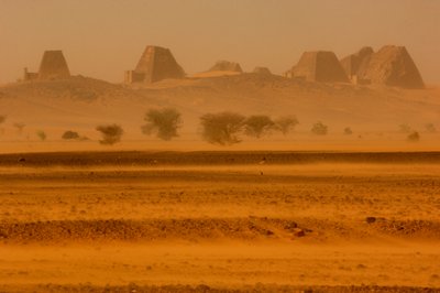 Pirâmides de Meroe, Pirâmides de Begarawiya, Sudão; Núbia; Faraós Negros; Terceiro Período Intermediário..., 2007 (foto) de Kenneth Garrett