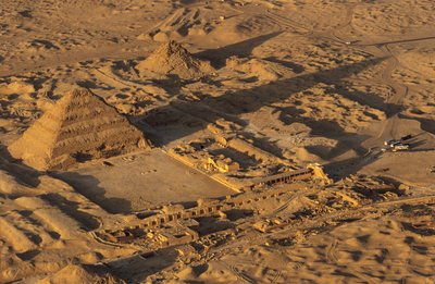 Reino Antigo; A pirâmide de degraus de Djoser; Aérea; Saqqara; Egipto de Kenneth Garrett