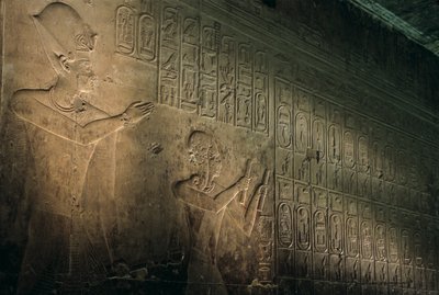 A mais antiga lista de reis conhecida, templo de Seti I em Abydos, Seti I aparece de pé atrás de Ram..., 2005 (foto) de Kenneth Garrett