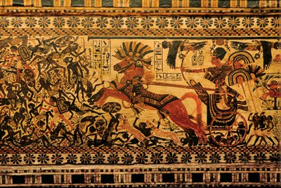 Caixa pintada que representa Tutankhamon como um guerreiro numa carruagem que persegue os núbios, 2007 (foto) de Kenneth Garrett