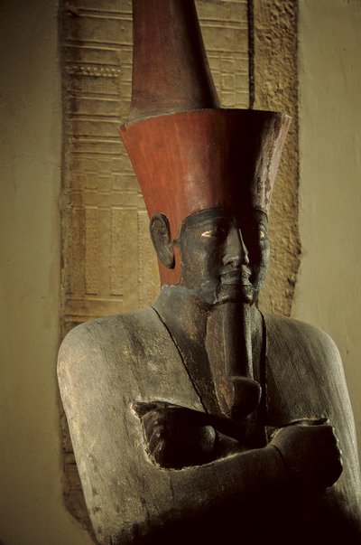 Estátua de arenito pintado do faraó Nebhepetre Mentuhotep II, com coroa vermelha de..., 2002 (foto) de Kenneth Garrett