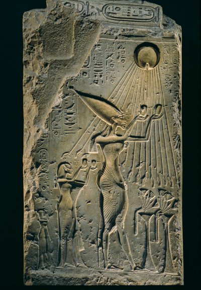 Relevo de Akhenaton sob Aten, balaustrada, Amenhotep IV. Como faraó, Akhenaton é..., 2009 (foto) de Kenneth Garrett