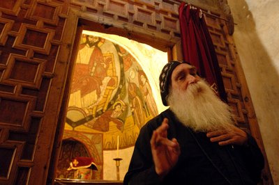 Mosteiro de Santo António, Padre Ruwais, monge copta, Egipto, Evangelho de Judas; Códice..., 2006 (foto) de Kenneth Garrett
