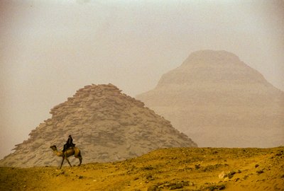 Saqqara; Pirâmide de Teti; 6ª Dinastia; Pirâmide de Djoser (ao fundo); Egipto de Kenneth Garrett