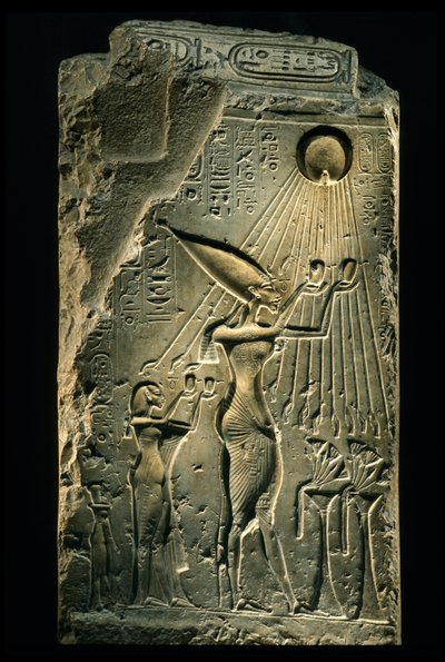 Estela que representa Akhenaton, Nefertiti e a filha com as mãos levantadas para o deus Aten, Amarna..., 2009 (foto) de Kenneth Garrett